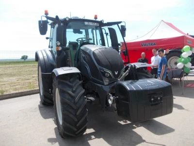 Traktor je to s motorom od četiri cilindra, te zapremnie 4,9 litara, kao i snagom od 138 konjskih snaga