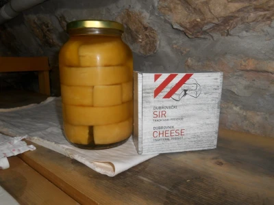 Neki su sirevi još u ulju, a neki upakirani