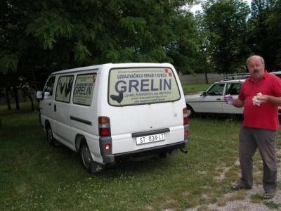 Dušan Petričević uz svoj kombi Grelin