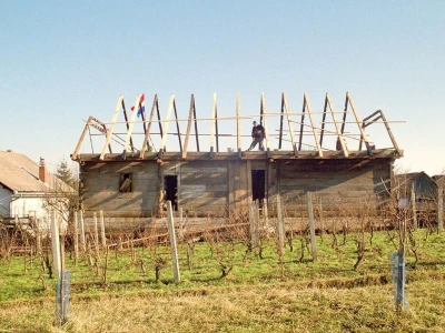 Etnolog Milan Drmić bavi se rijetkim zanatom - seli stare drvene kuće na nove adrese
