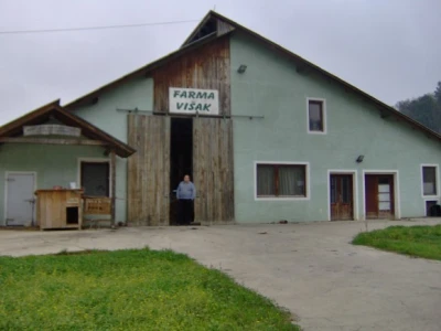 Ispred svoje nekadašnje farme