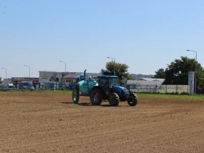 Traktor Landini Powerfarm i vučena prskalica