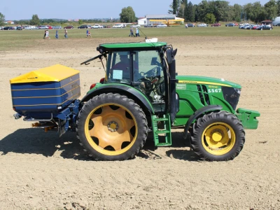 Traktor JohnDeere i rasipač Bogballe