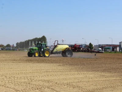 Traktor JohnDeere + vučena prskalica u polju