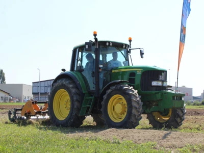 Traktor JohnDeere i priključni stroj Podrivač 5 tijela