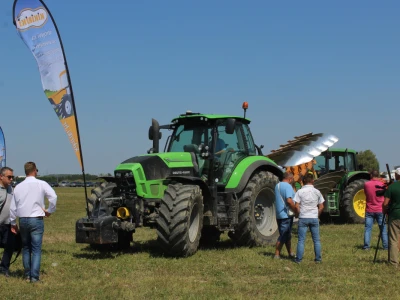 Traktor Deutz-Fahr i priključni uređaj Moro Aratri plug