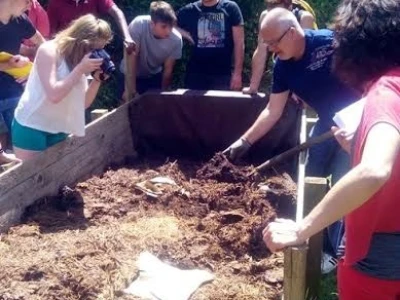 Francuski studenti (agronomski smjer) prate proces stvaranja humusa na imanju OPG Vedran Pezelj)