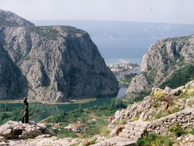 Pogled s Gata na Omiš i ušće Cetine te more i otok Brač