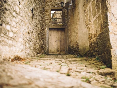Stari, kameni prolazi