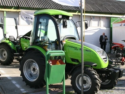Tuber 40, s kabinom i bez