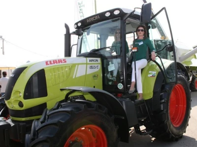 Agroklub hostese i Claas Arion 530C