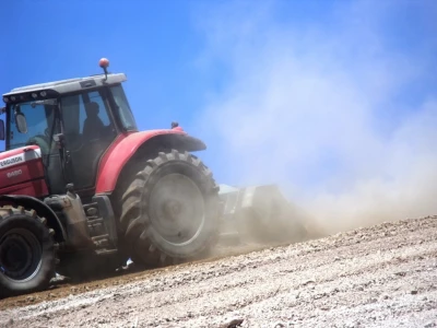Ovaj traktor marke Massey Ferguson radi svoj posao