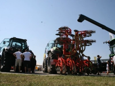 Deutz Fahr 9340 TTV traktor i Kuhn striger