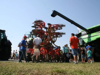 Deutz Fahr 9340 TTV traktora i Kuhn strKigera iz Poljonove