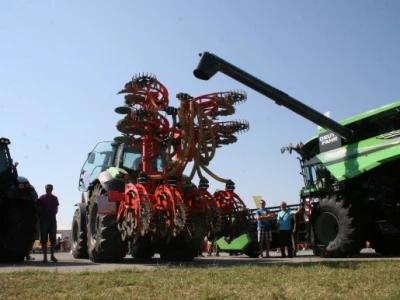 Hrvatska premijera Deutz Fahr 9340 TTV traktora i Kuhn Strigera tvrtke Poljonova