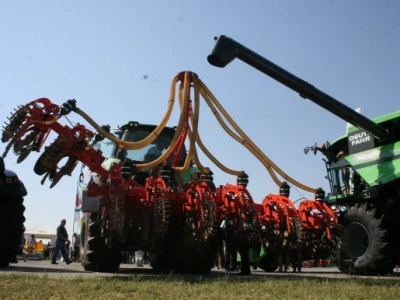 Deutz Fahr 9340 TTV traktor sa 336 konjskih snaga i Kuhn Striger