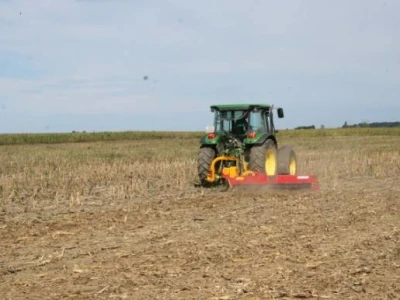 Malčer MKS Plus model 225 priključen na traktor John Deere 5820 (88 KS)