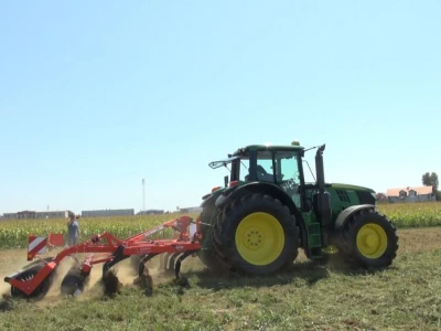 Traktor John Deere 6195M i gruber Kuhn Cultimer L350
