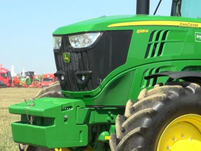 Traktor John Deere 6195M i gruber Kuhn Cultimer L350