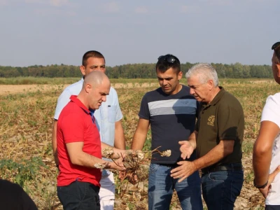 Josip Dabro obilazi polja i nasade oštećene sušom