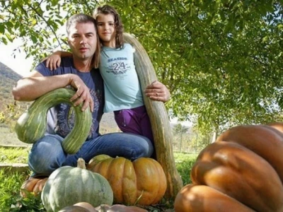 Josip Plazibat i njegova kći Filomena okićeni muškatnom tikvom