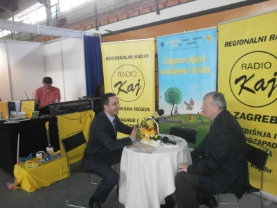 Voditelj Velimir Čajko i direktor Drago Gredičak s Radija Kaj koji je prenosio cijeli događaj