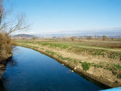 Kanal  za navodnjavanje na jugozapadnom rubu Sinjskog polja