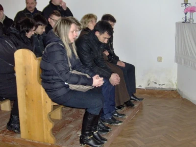Kćerka i sinovi na misi zadušnici
