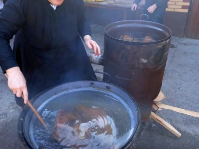 Kuhanje Uskrsne šunke u obitelji Živić iz Sikirevaca