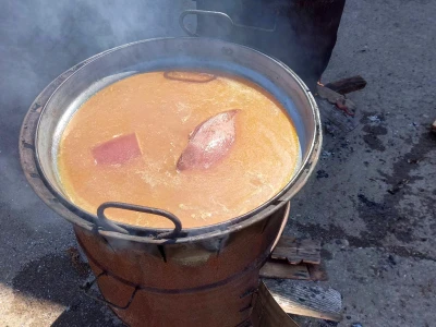 Kuhanje Uskrsne šunke u obitelji Živić iz Sikirevaca
