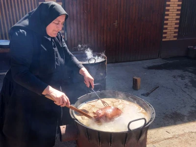 Kuhanje Uskrsne šunke u obitelji Živić iz Sikirevaca