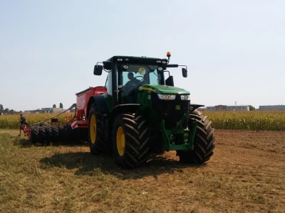 Sijačica KUHN Espro 6000 R i traktor John Deere 7230 R