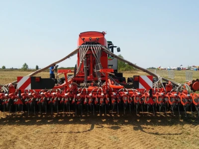 Sijačica KUHN Espro 6000 R i traktor John Deere 7230 R