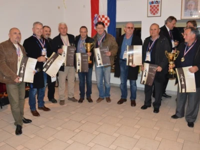 Majstori vina - Gradonačelnik Benkovca Branko Kutija (četvrti s desna) zajedno sa svojim Nadinjanima