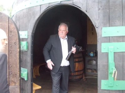 Marinko služi svoje goste
