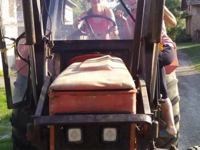 Starije kćeri voze traktor