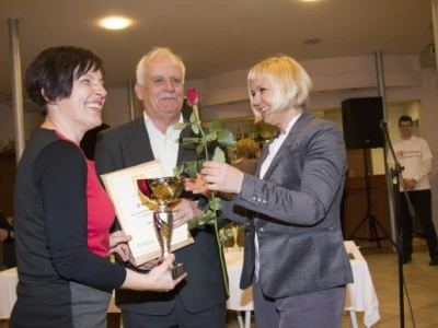 Fistonić dodjeljuje titulu šampiona OPG Lupić, gđi. Eleni Lupić