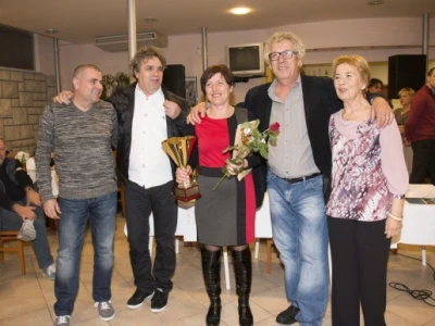 Šampionka Elena Lupić sa prijateljima maslinarima iz Omiša