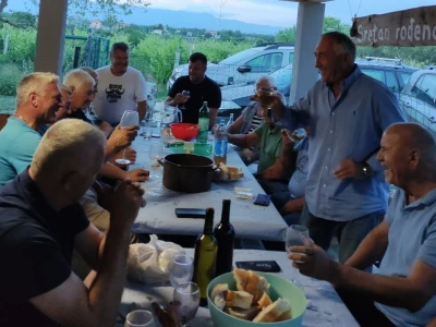 MURVICA GORNJA - Odlazak u mirovinu  vatrogasni zapovjednik  Željko Šoša proslavio u masliniku!