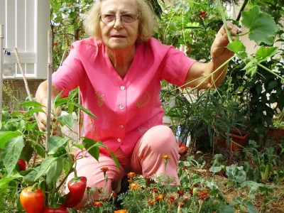 Zlata Nanić u svom vrtu u Malinskoj