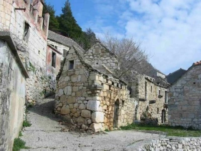 Napušteno staro selo jesenice poput mnogih sličnih naselja u Dalmaciji i Istri...