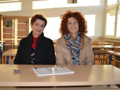 Neda i Ana u školskim klupama