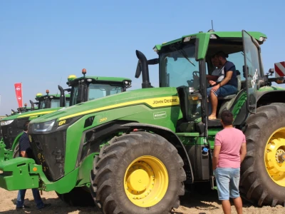 Novi John Deere - DEMO u polju