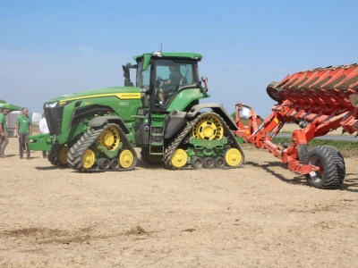 Novi John Deere - DEMO u polju