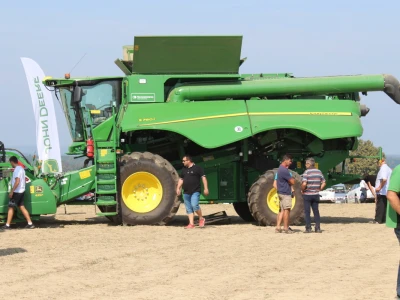 Novi John Deere - DEMO u polju