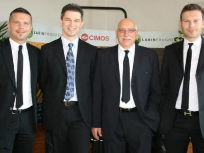 Novi vlasnici s direktorom – g. Kristijan Kontuš (vlasnik, Entrada d.o.o.), g. Tomica Črnac (direktor Labinprogres-TPS), g. Josip Kontuš (vlasnik i direktor, Entrada d.o.o.), g. Damir Kontuš (vlasnik,
