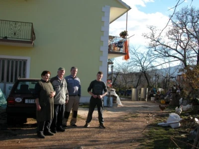Obitelj Čokolić u Novim selima - slijeva Nediljka, Petar, Nikola, Ante ispred njihove kuće u Novim Selim nadomak rijeke Cetine te brzih prometnica i turističkih destinacija