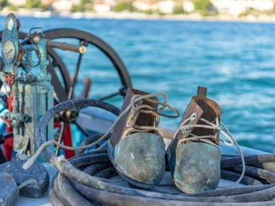 Obitelj Tanfara od 1896. godine čuva tradiciju otoka Krapnja, zanimanje koje se prenosi s oca na sina: spužvarstvo