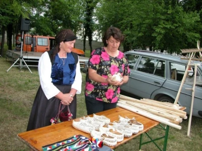 Ljiljana Vojković nudi svoj proizvod - opanke oputare