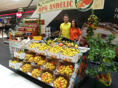 Prodaja mandarina na štandu City Centru One